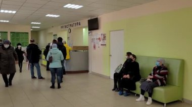 Orenburg, Rusya - 2 Kasım 2021 Hastane resepsiyonundaki hastalar kuyruğu. Yazı.