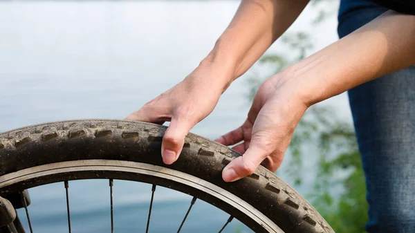 자전거 타이어에 부러진 바퀴에 — 스톡 사진