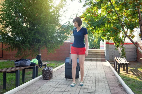 Eine Touristin Mit Einem Großen Schweren Koffer Läuft Mühsam Durch — Stockfoto