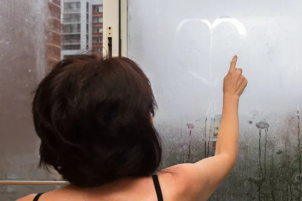Жінка Малює Серце Туманному Вікні Своїм Пальцем Концепція Сновидінь Сильних — стокове фото
