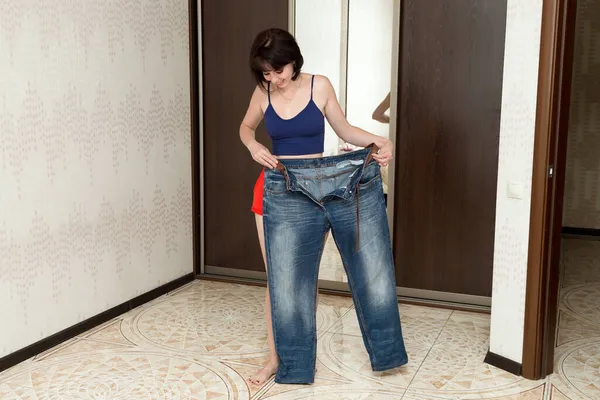 Eine Frau Zeigt Ihre Schlanke Figur Zeigt Große Jeans Ein — Stockfoto