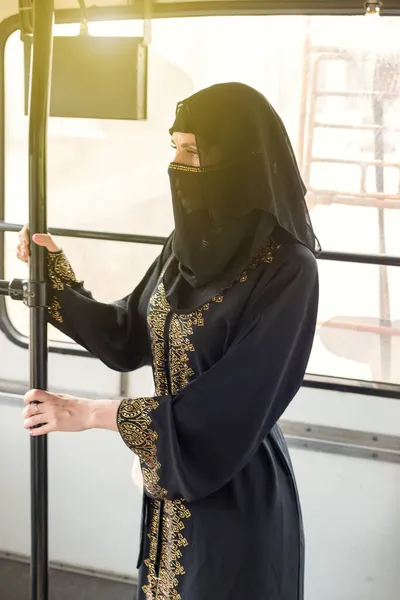 Moslim Vrouw Nationale Kleding Rijdt Rond Stad Met Het Openbaar — Stockfoto