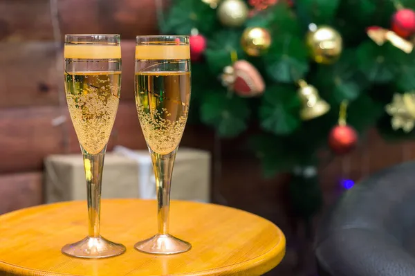 Två Glas Champagne Bakgrunden Julgran Omgång Bubblor Ett Glas Vin — Stockfoto