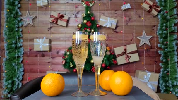 在明亮的橙子和圣诞树的衬托下 香槟倒入美丽的酒杯中 象征着新年的到来 — 图库视频影像
