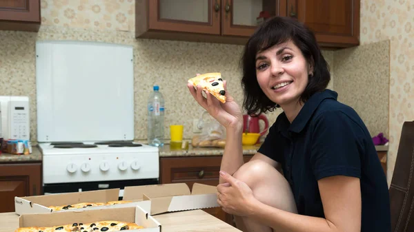 Eine Brünette Frau Die Der Küche Sitzt Isst Glücklich Eine — Stockfoto