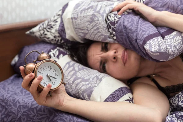 Sleepy Woman Covered Blanket Looks Angrily Alarm Clock — Stock Photo, Image