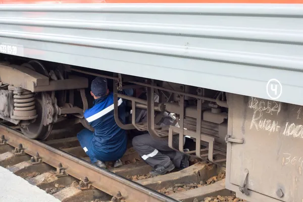 伊尔库茨克 俄罗斯 2021年8月5日 修理了一列火车车厢的轮毂 — 图库照片
