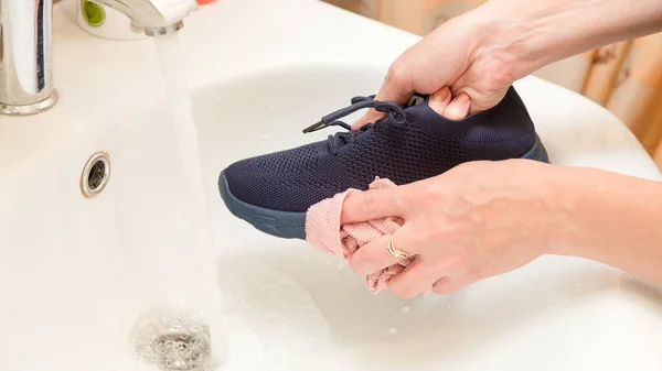 Kobiety Myją Ręce Niebieskie Trampki Pod Bieżącą Wodą — Zdjęcie stockowe