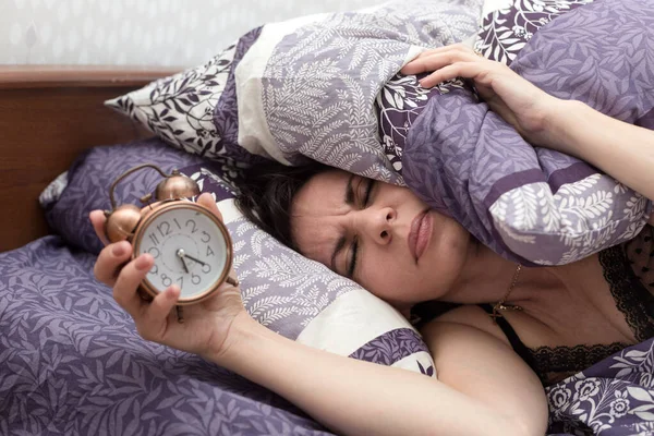 Mujer Somnolienta Cubierta Con Una Manta Mira Enojado Despertador — Foto de Stock