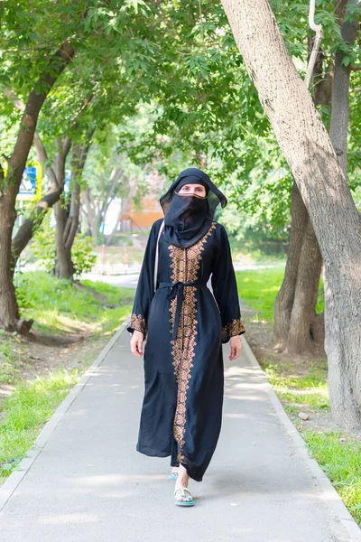 Vestido Nacional Mulher Árabe Caminha Longo Uma Cidade Europeia — Fotografia de Stock