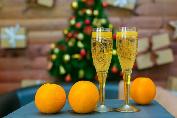 Två Glas Champagne Med Ljusa Saftiga Apelsiner Bakgrunden Ett Dekorerat — Stockfoto