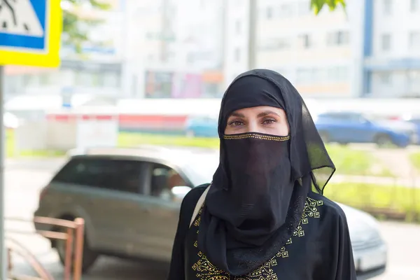 Portret Van Een Moslimvrouw Een Boerka Zomer Straat Buurt Van — Stockfoto