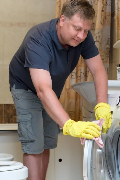 Yetişkin Bir Adam Banyoyu Temizliyor Çamaşır Makinesinin Tozunu Siliyor — Stok fotoğraf