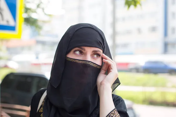 Retrato Uma Mulher Muçulmana Uma Burca Verão Uma Rua Cidade — Fotografia de Stock