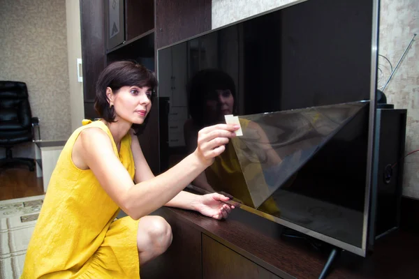 Brunette Squatting Her Apartment Tears Protective Film New Lcd — Stock Photo, Image