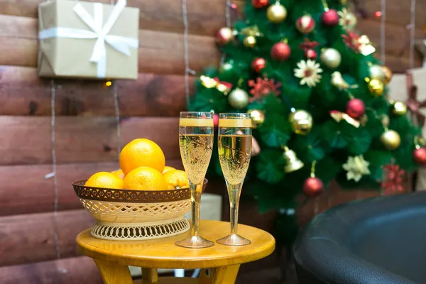 Två Glas Champagne Med Korg Full Ljusa Mogna Apelsiner Bakgrunden — Stockfoto