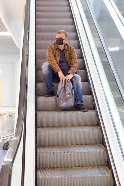Hombre Adulto Cansado Una Máscara Protectora Con Paseos Mochila Sentado — Foto de Stock