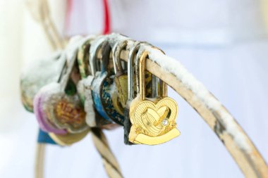 Aşk, yeni evlilerin birbirlerine bağlılıklarının bir göstergesi olarak kilitlenir. Düğün ritüeli kavramı..