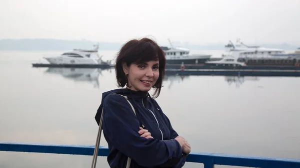 Une Brune Vêtue Une Veste Bleue Attend Ferry Sur Jetée — Photo