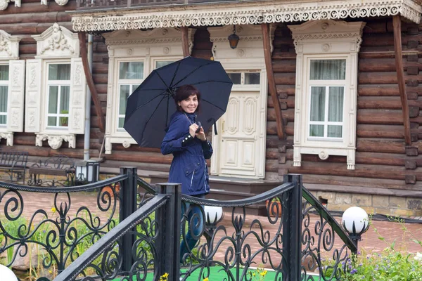 Une Femme Avec Parapluie Noir Sur Fond Vieux Bâtiment Bois — Photo