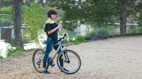 병에서 마시기 자전거를 멈추어 — 스톡 사진