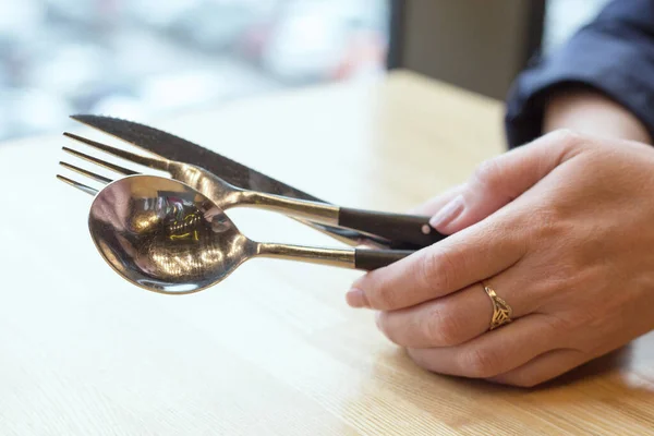 Ensemble Table Fourchette Cuillère Couteau Dans Les Mains Des Femmes — Photo