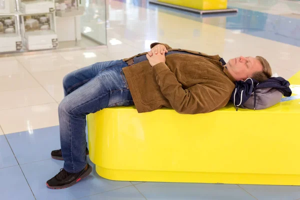 Hombre Cansado Una Chaqueta Pana Yacía Agotado Sofá Cuero Suave — Foto de Stock