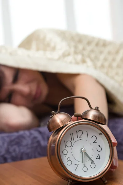 Una Mujer Insomne Regañadientes Extiende Desde Debajo Manta Hasta Despertador — Foto de Stock