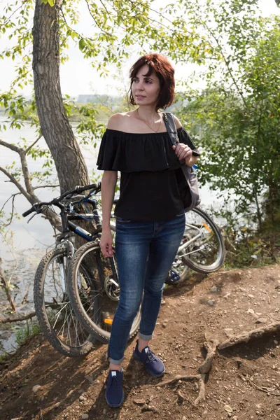 Brunette Avec Sac Dos Vélos Par Une Journée Ensoleillée Sur — Photo