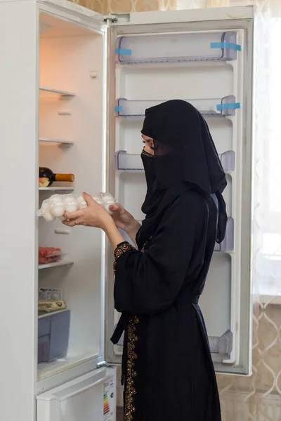 Una Donna Musulmana Abiti Nazionali Mette Uova Alimentari Comprate Nel — Foto Stock