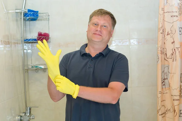 Adamın Biri Banyoyu Temizlemek Için Eline Lastik Eldiven Takıyor — Stok fotoğraf