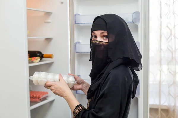 Een Moslimvrouw Nationale Kleren Zet Eten Eieren Gekocht Winkel Koelkast — Stockfoto