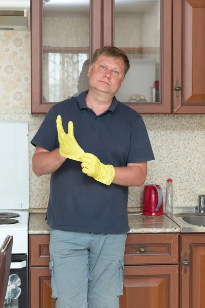 Tall Adult Man Yellow Rubber Gloves Home Clothes Cleaning Kitchen — Foto Stock