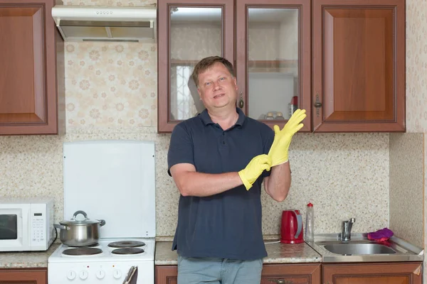 Tall Adult Man Yellow Rubber Gloves Home Clothes Cleaning Kitchen — Stock Photo, Image