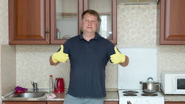 Tall Adult Man Yellow Rubber Gloves Home Clothes Cleaning Kitchen — Stock Photo, Image