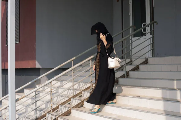 Una Donna Vestita Nero Musulmano Vestito Elegante Burqa Esce Dalla — Foto Stock