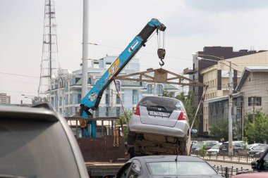 Irkutsk, Rusya - 1 Ağustos 2021 Kazadan sonra arızalı bir aracın tahliyesi. Yazı.