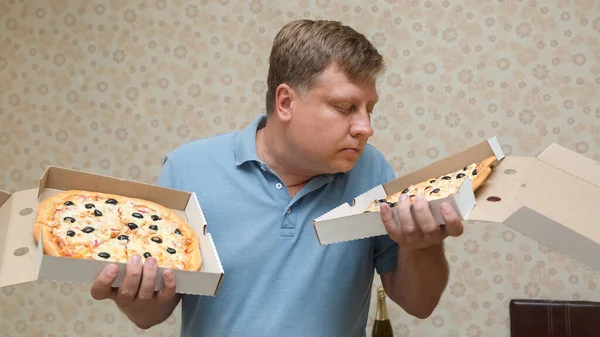 Glutton Man Two Pizzas Kitchen Inhales Aroma Pleasure — Stockfoto