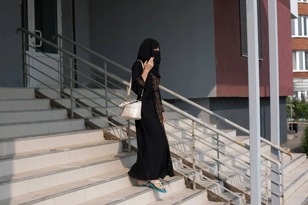 Woman Black Muslim Dressy Clothes Burqa Comes Out Her House — Foto Stock