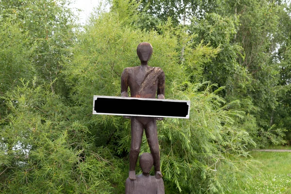 Escultura Madera Hombre Con Una Tabla Ancha Sus Manos Copiar —  Fotos de Stock