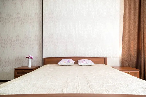 Красивый Номер Загородном Отеле Большой Двуспальной Кроватью — стоковое фото