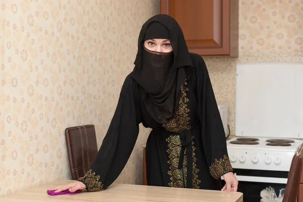Muslim Woman National Attire Cleans Kitchen Apartment Wiping Table — Fotografia de Stock