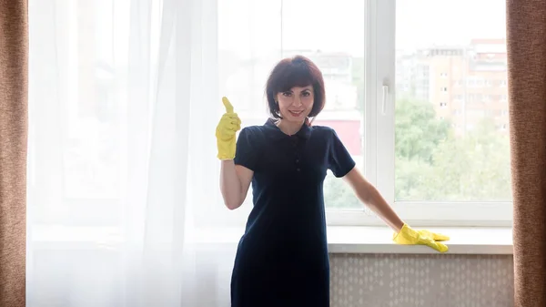 Smiling Woman Stands Window Yellow Rubber Gloves Concept Cleaning Company — 스톡 사진