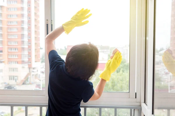 Small Woman Difficulty Washes High Windows Balcony — 스톡 사진