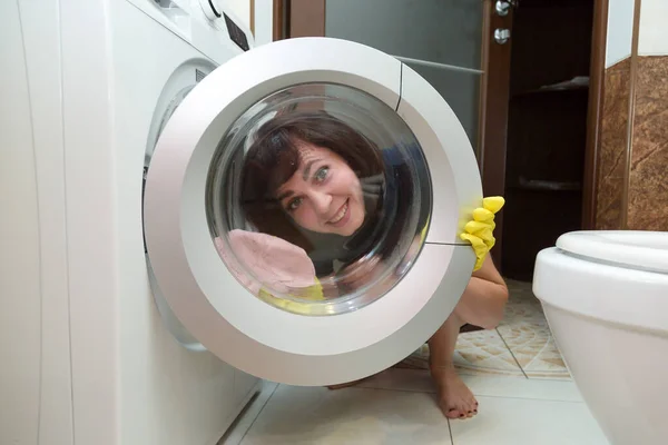 Smiling Woman Yellow Rubber Gloves Washes Glass Washing Machine — Stok fotoğraf