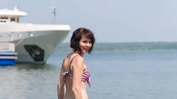 Eine Glückliche Frau Badeanzug Betritt Zum Ersten Mal Das Eisige — Stockfoto