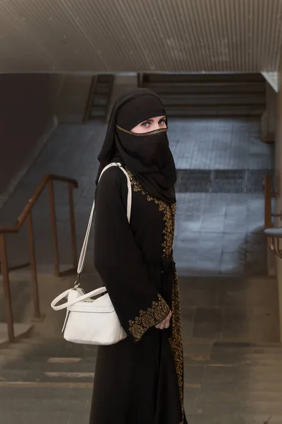 Una Donna Musulmana Abito Nazionale Cammina Attraverso Passaggio Sotterraneo — Foto Stock