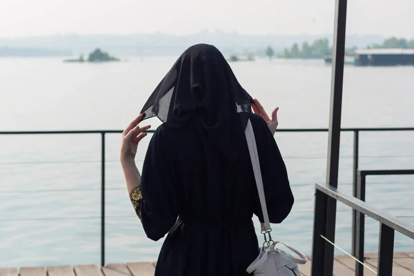 Мусульманка Национальной Одежде Идет Деревянному Мосту Через Реку Вид Сзади — стоковое фото