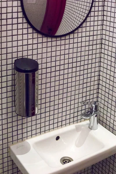 Het Interieur Van Het Toilet Met Witte Sanitair Kleine Tegels — Stockfoto