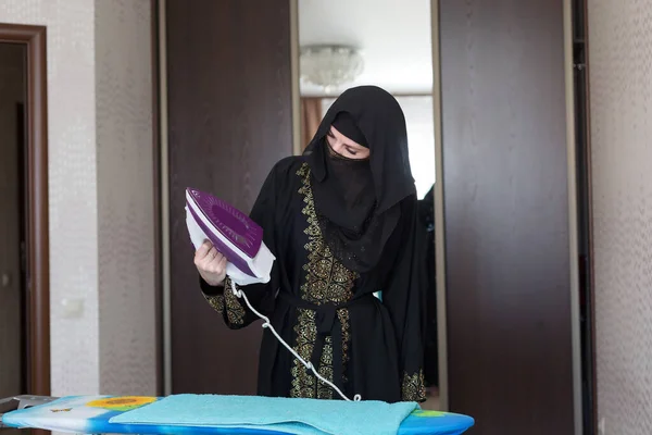 Compiti Domestici Una Donna Musulmana Medio Oriente — Foto Stock